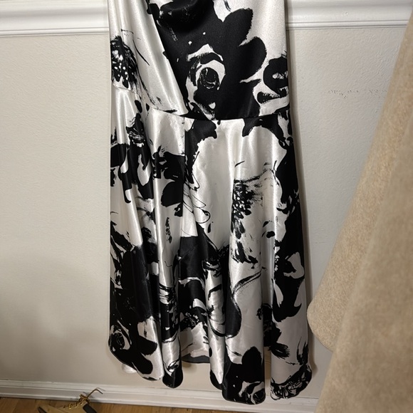 Cache. Beautiful formal dress white and black pattern formal dress one shoulder. - Picture 5 of 6